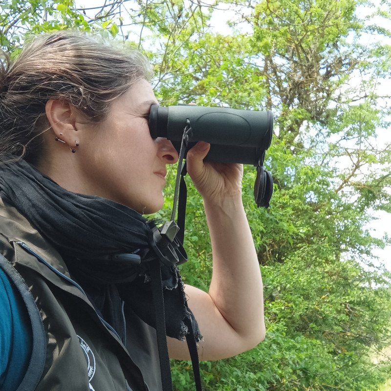 Aurélie Guégnard regardant dans des jumelles