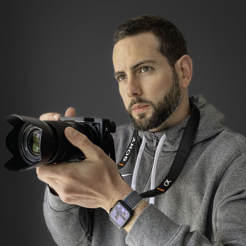 photo-de-profil-alexandre-avec-une-caméra-dans-les-mains