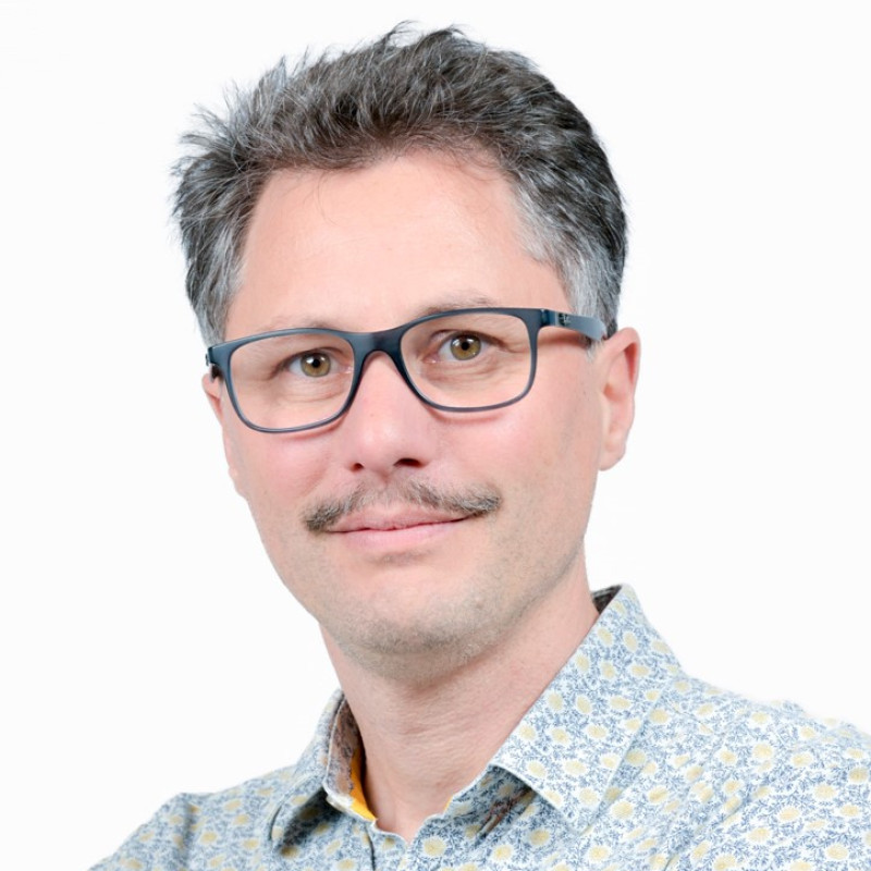 Antoine Gilles, lunettes et moustache