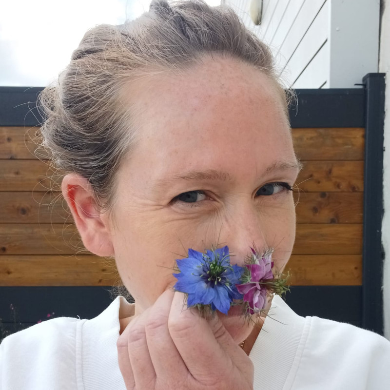 photo de profil de maureen avec des fleurs