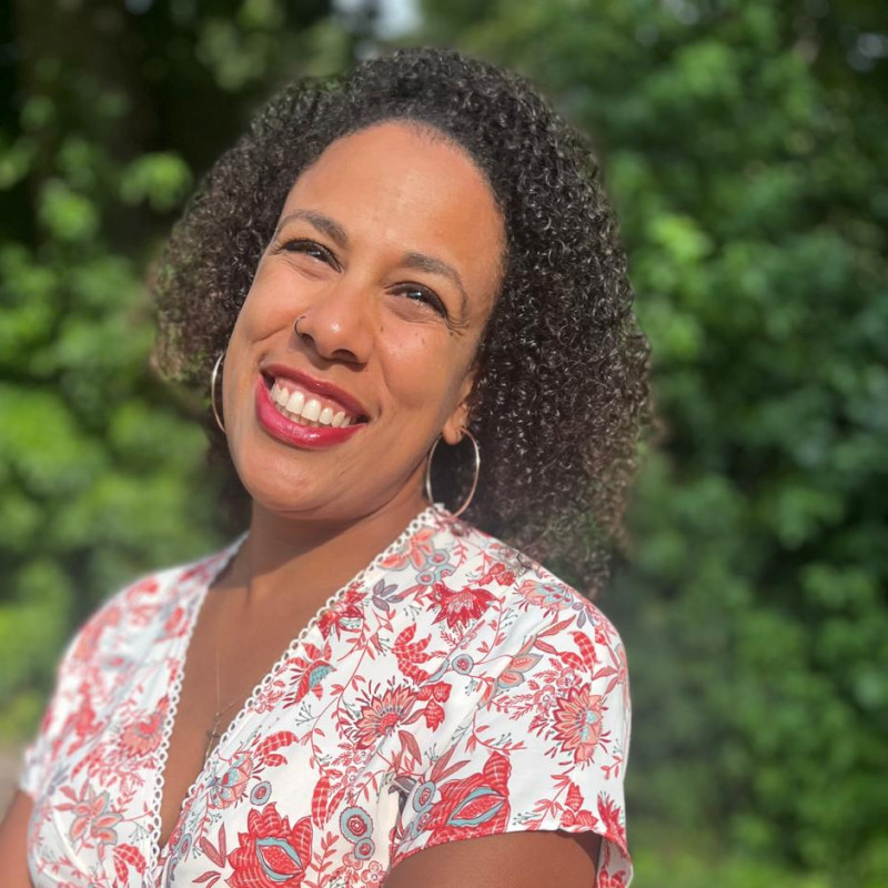 Une photo de moi souriant en pleine nature 