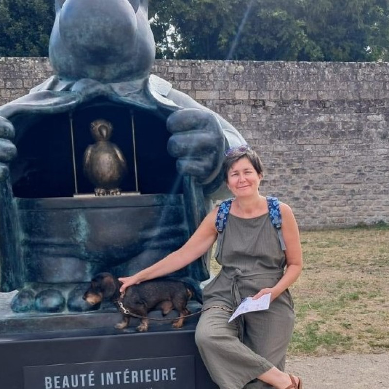 Avec mon teckel, devant la statue du Chat de Philippe Geluck intitulée Beauté intérieure, face aux remparts de Guérande