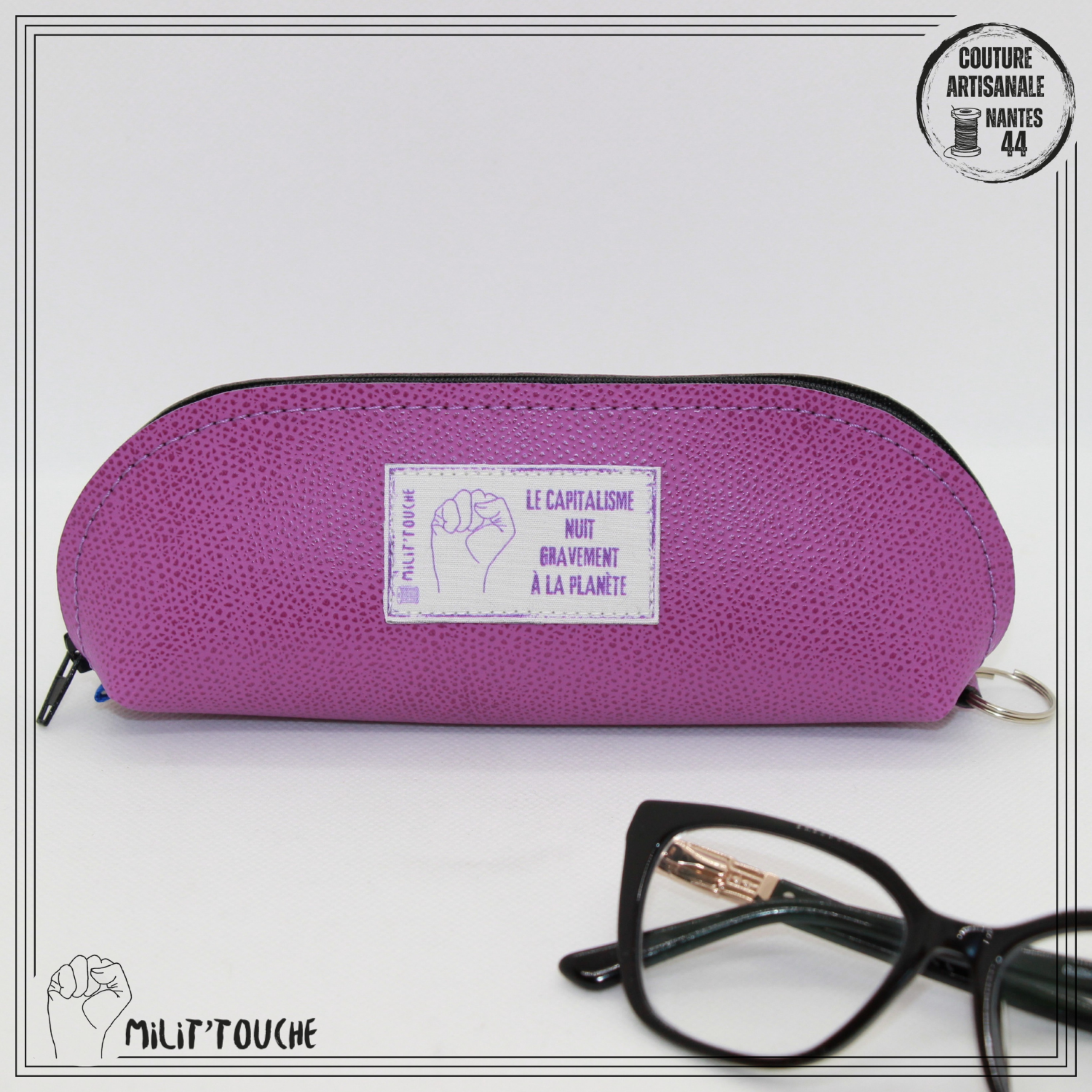 Étui lunettes mauve "La capitalisme nuit gravement à la planète"