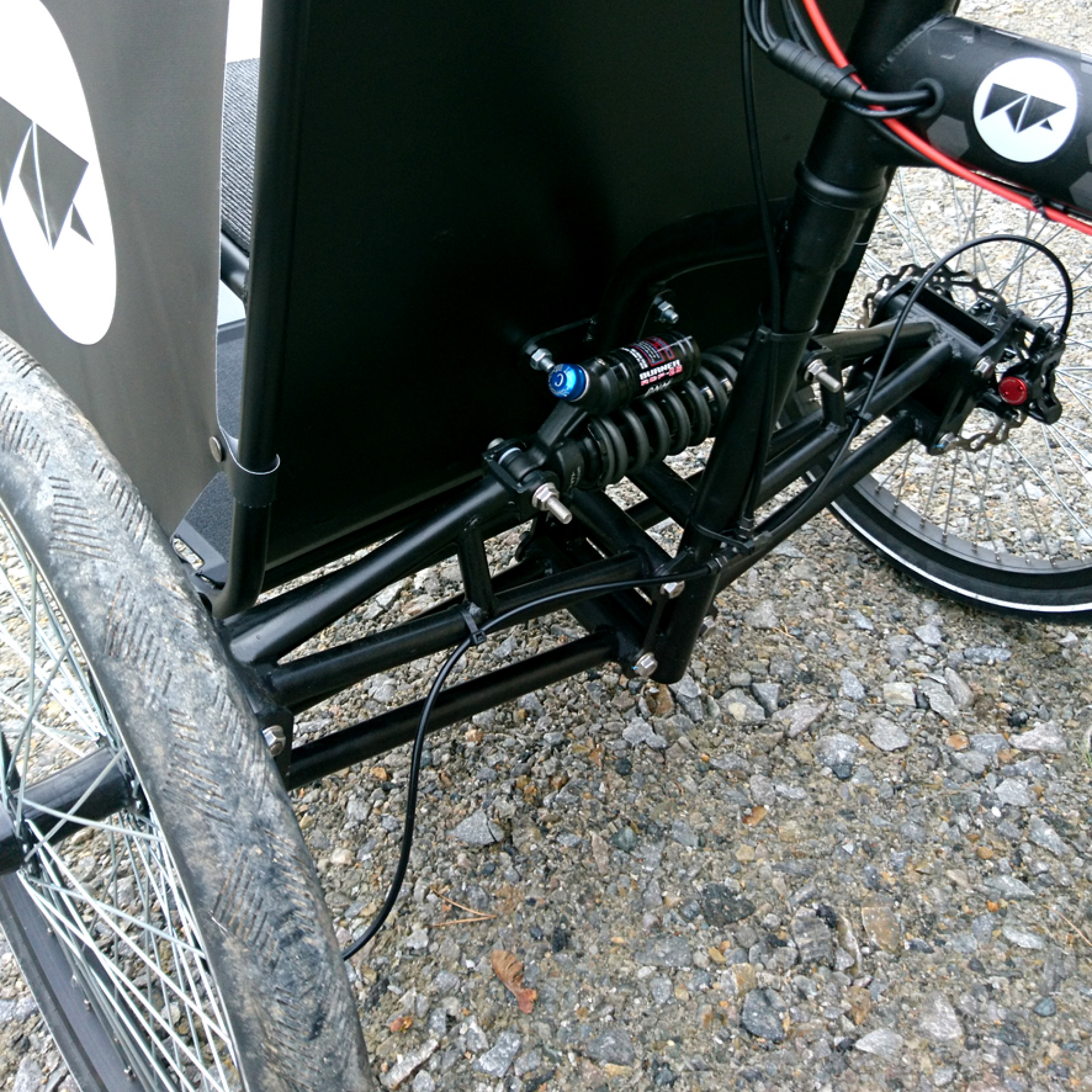 TILTER / vélo électrique pendulaire TILTER / vélo électrique pendulaire