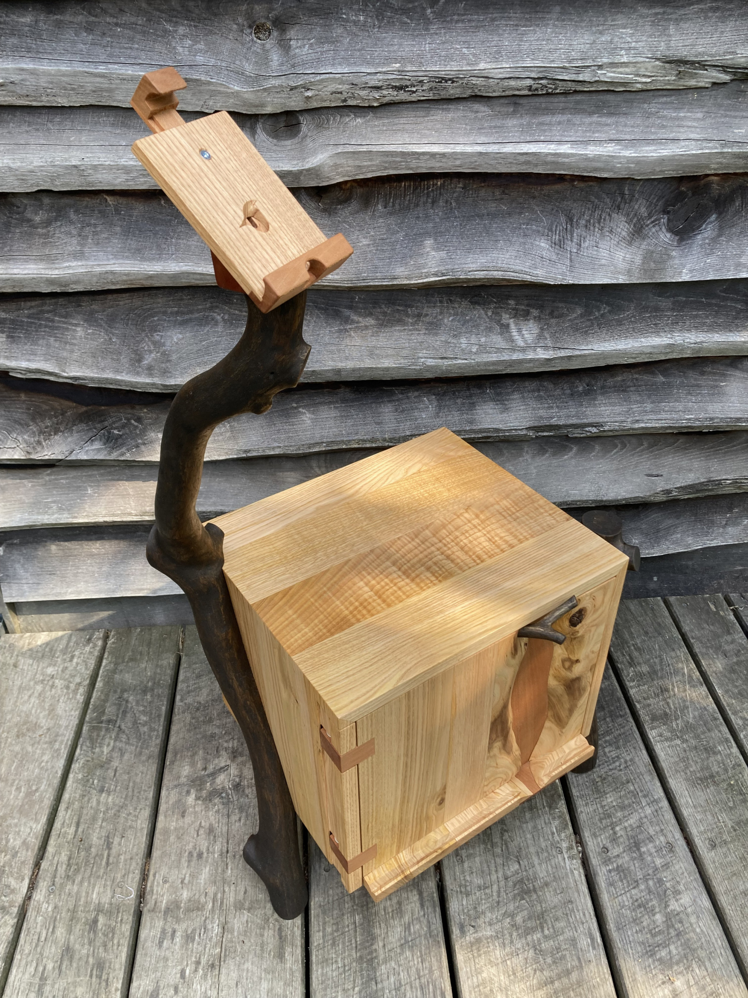 Meuble Hi-Fi-Rangements Disques Vinyles en bois massif de châtaignier, de platane et de branche de chêne... Tête de bois-créateur_Meuble Hi-Fi