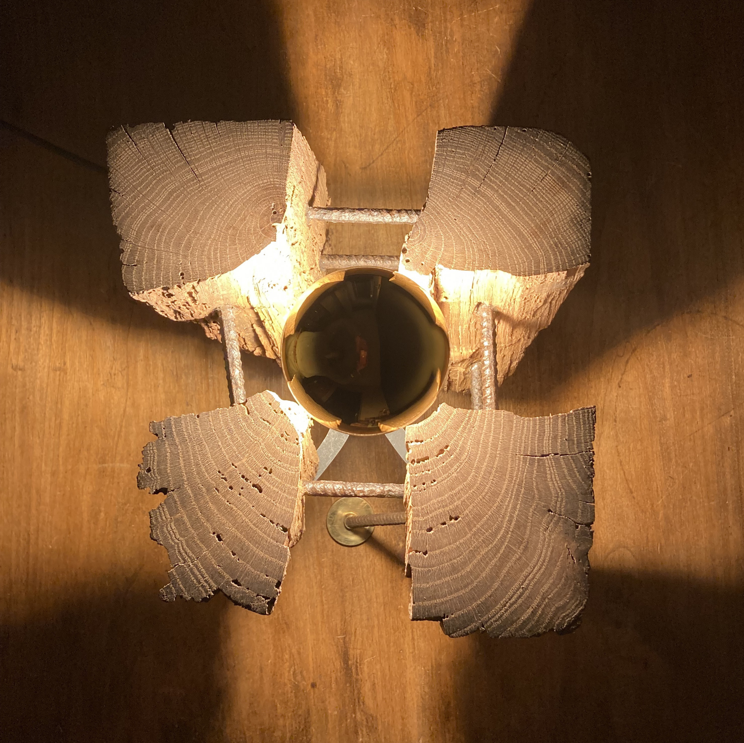 Luminaire pièce unique réalisé avec une poutre ancienne éclatée... Tête de bois-créateur_luminaire"cul de poutre"