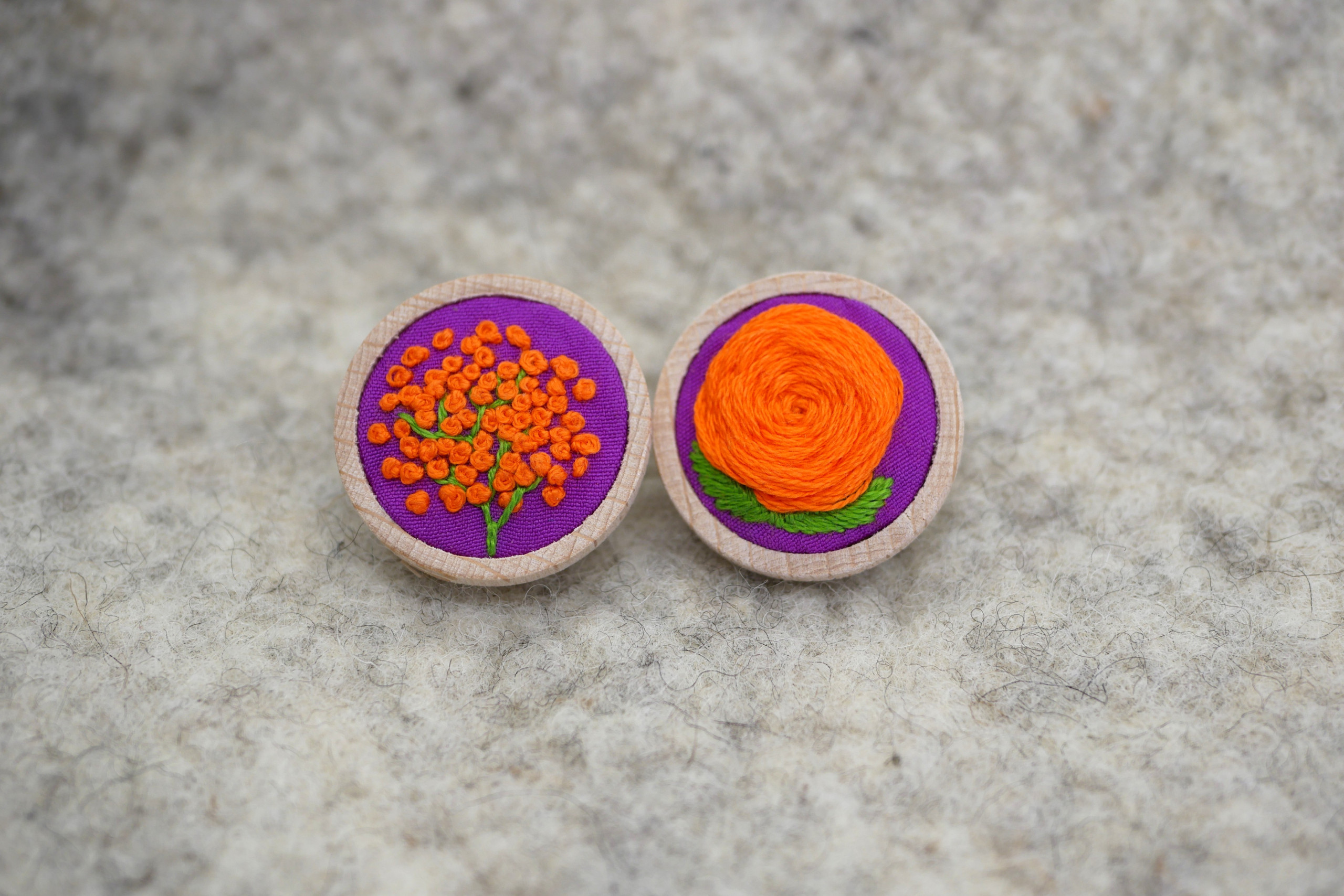 Boucle d'oreille fleurie brodées à la main