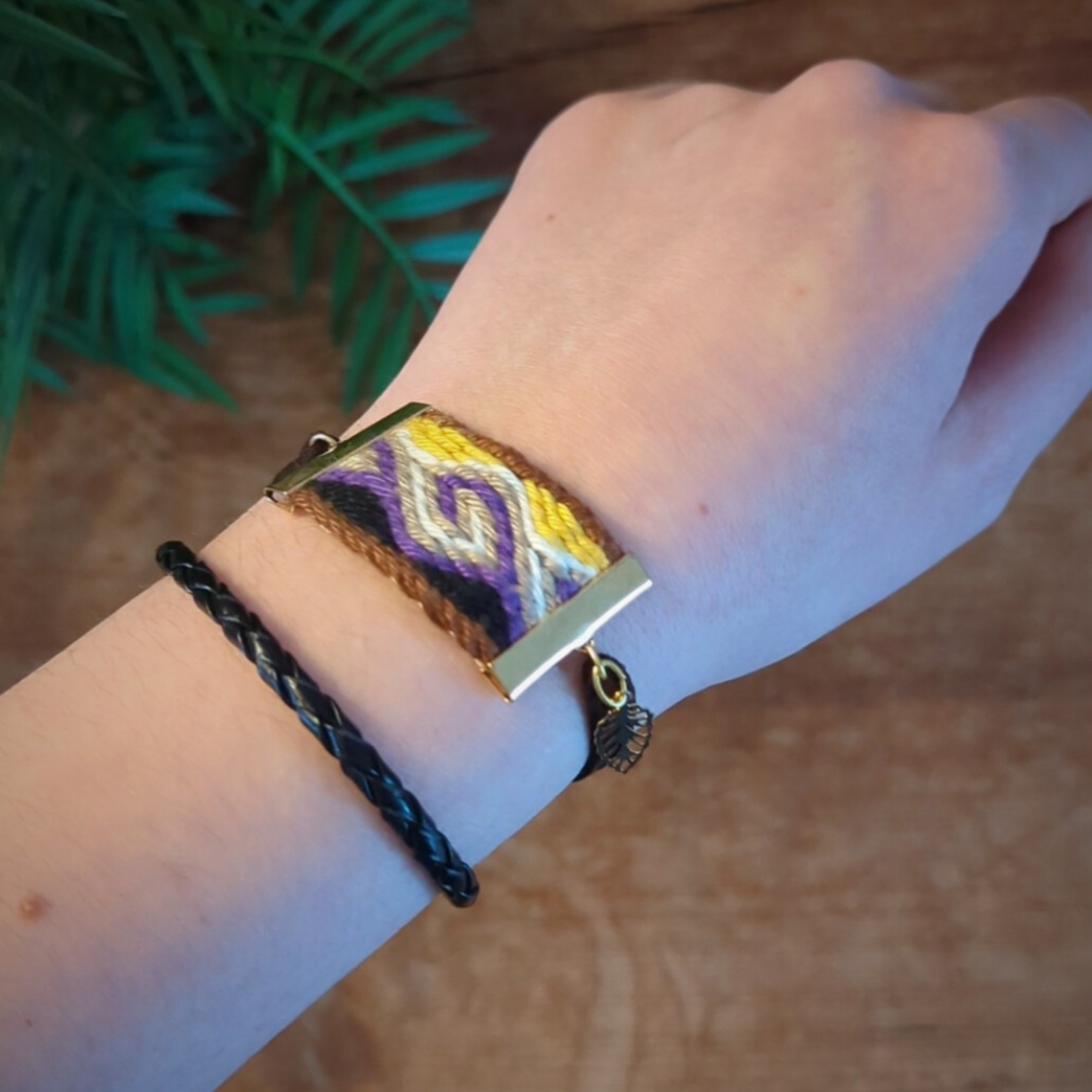 photo bracelet aux couleurs non-binaires
