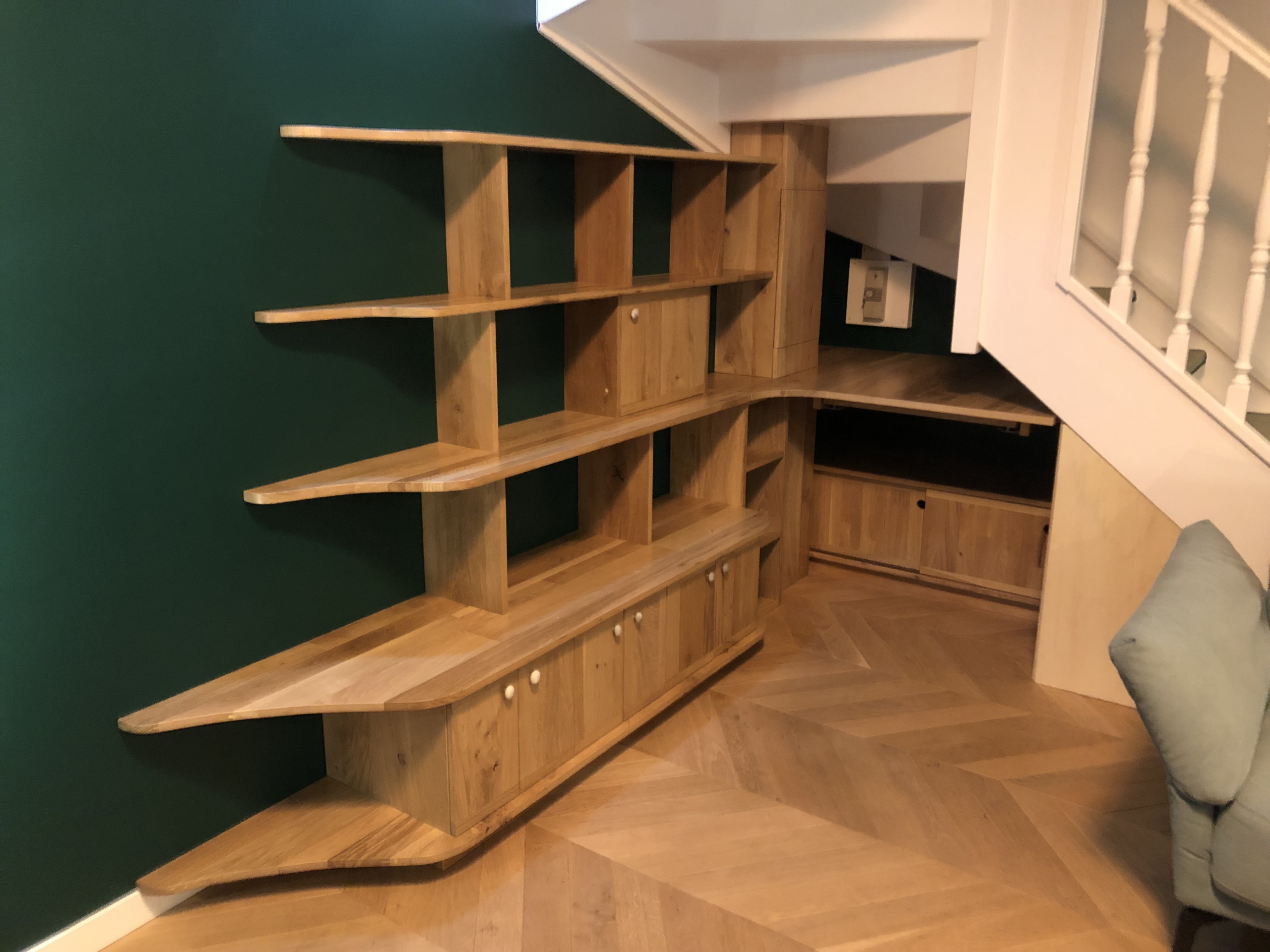 bibliothèque et bureau sous escaliers