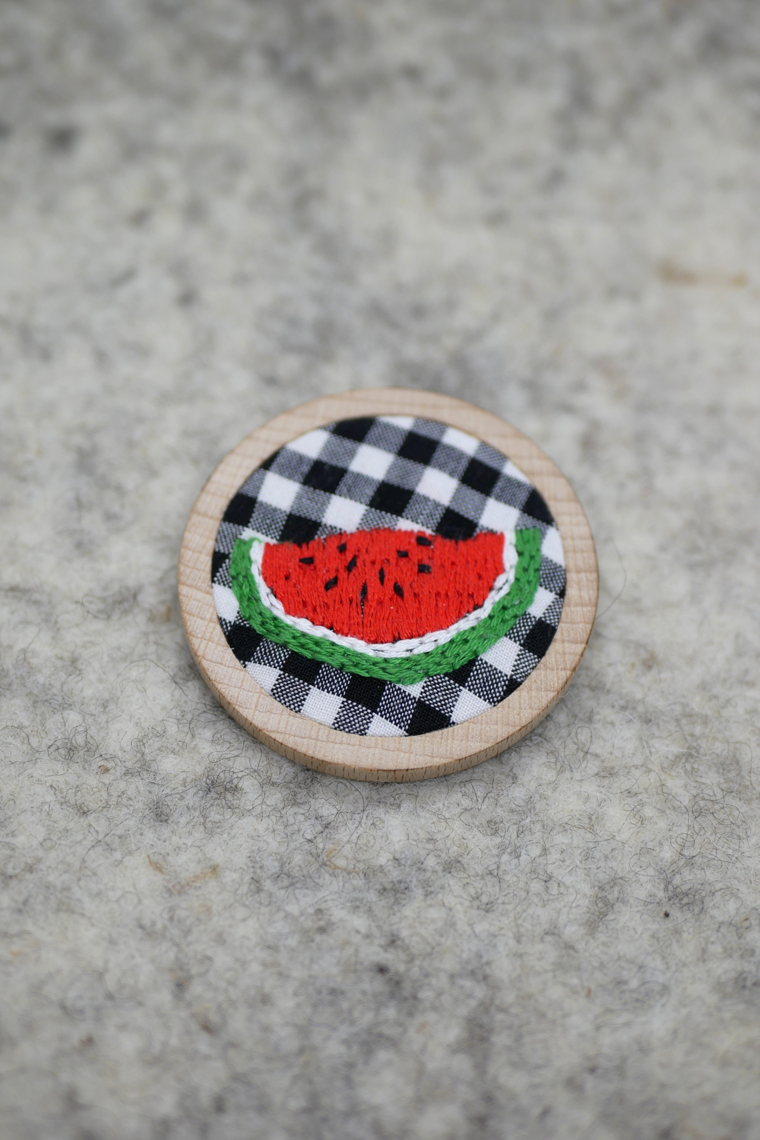 Broche pastèque brodée à la main