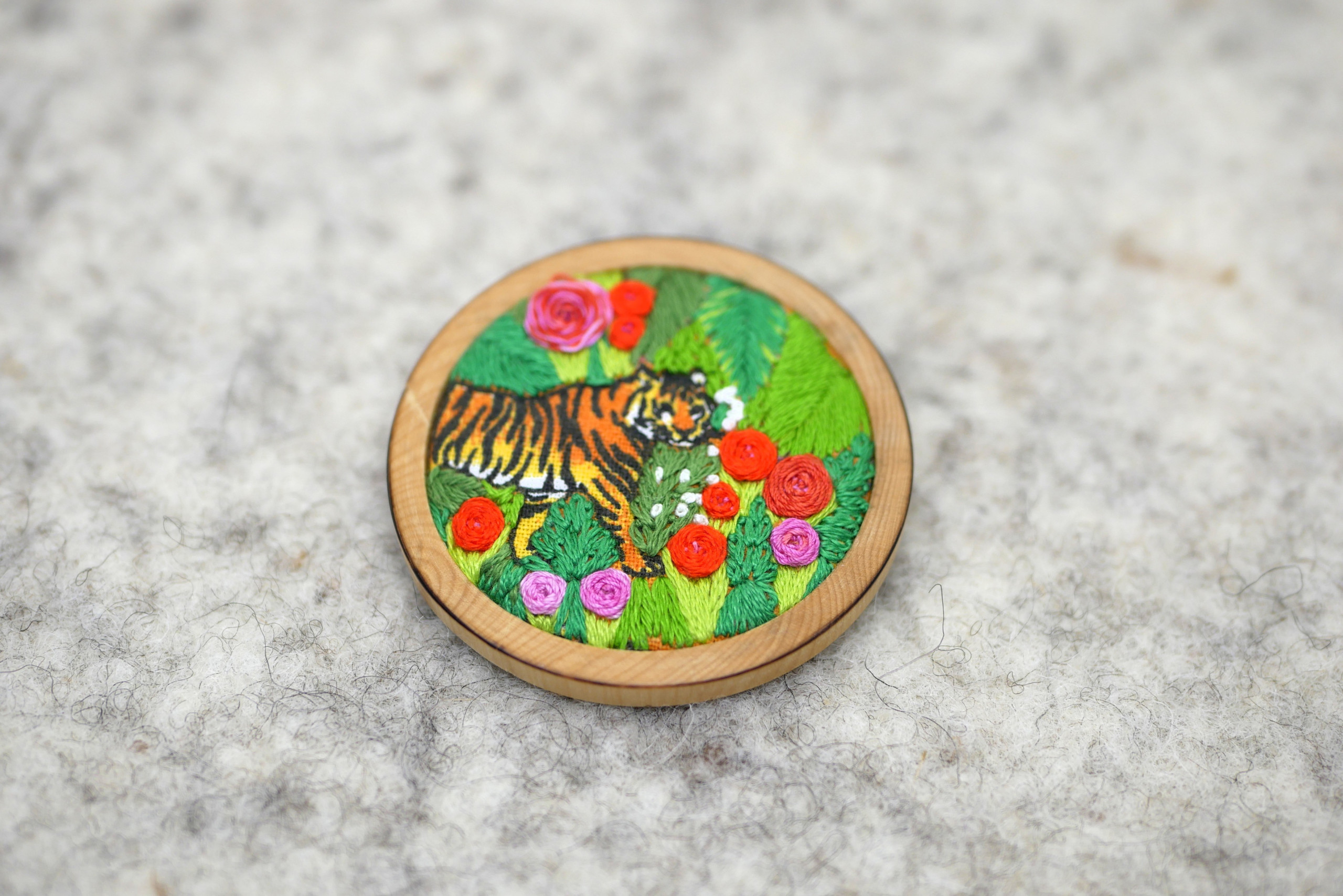 Broche tigre brodée à la main