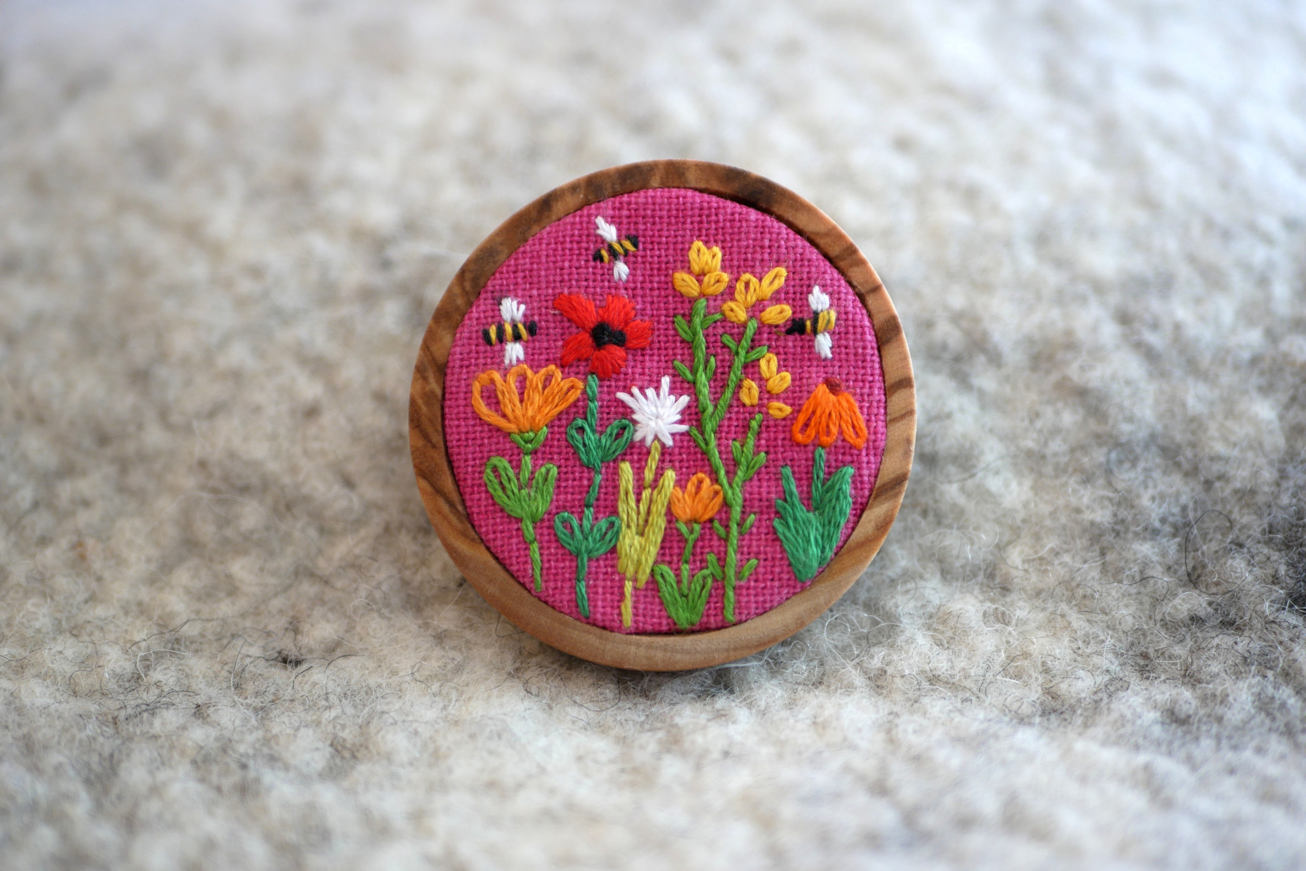 Broche fleurs et abeilles brodée à la main