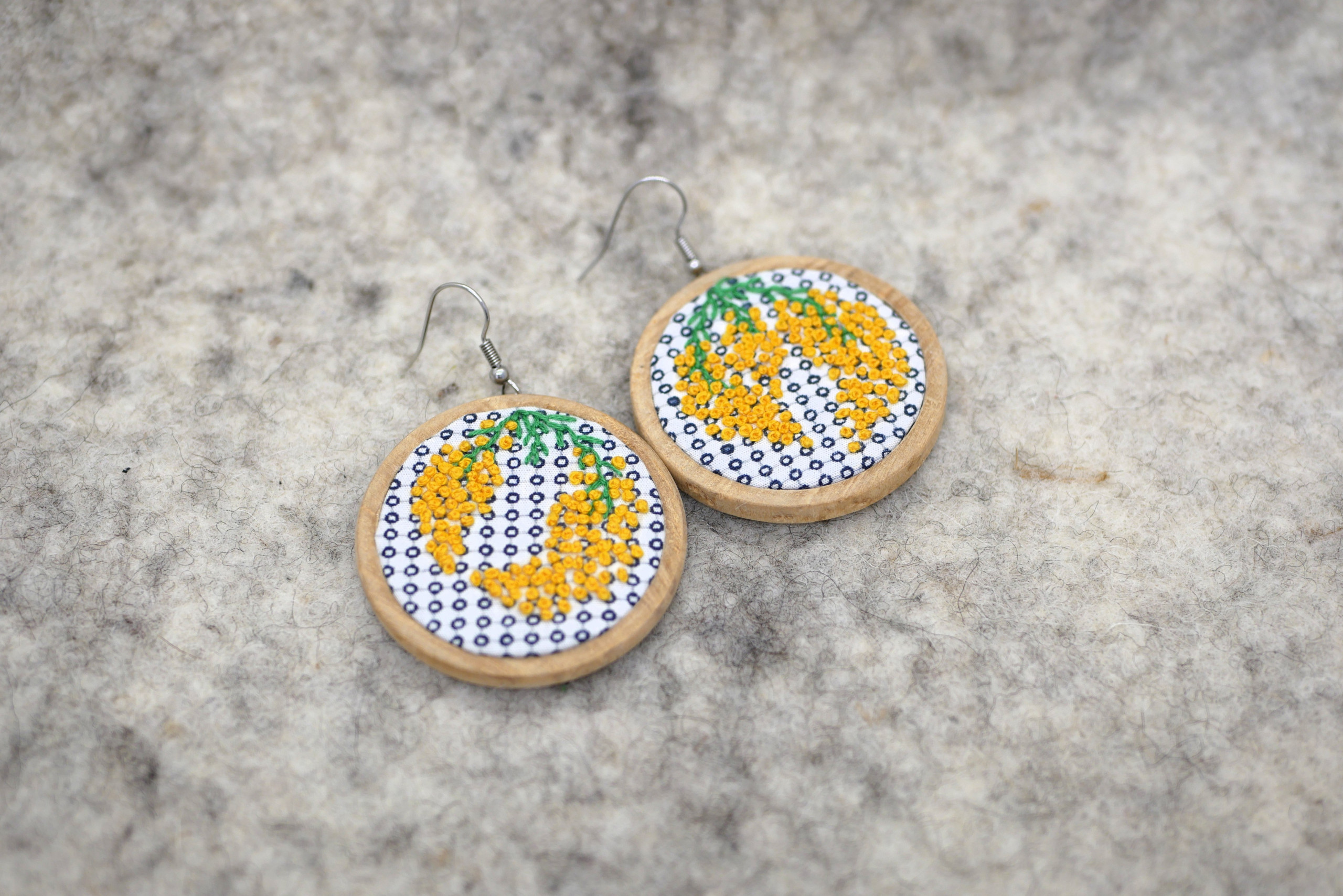 Boucle d'oreille mimosa brodées à la main