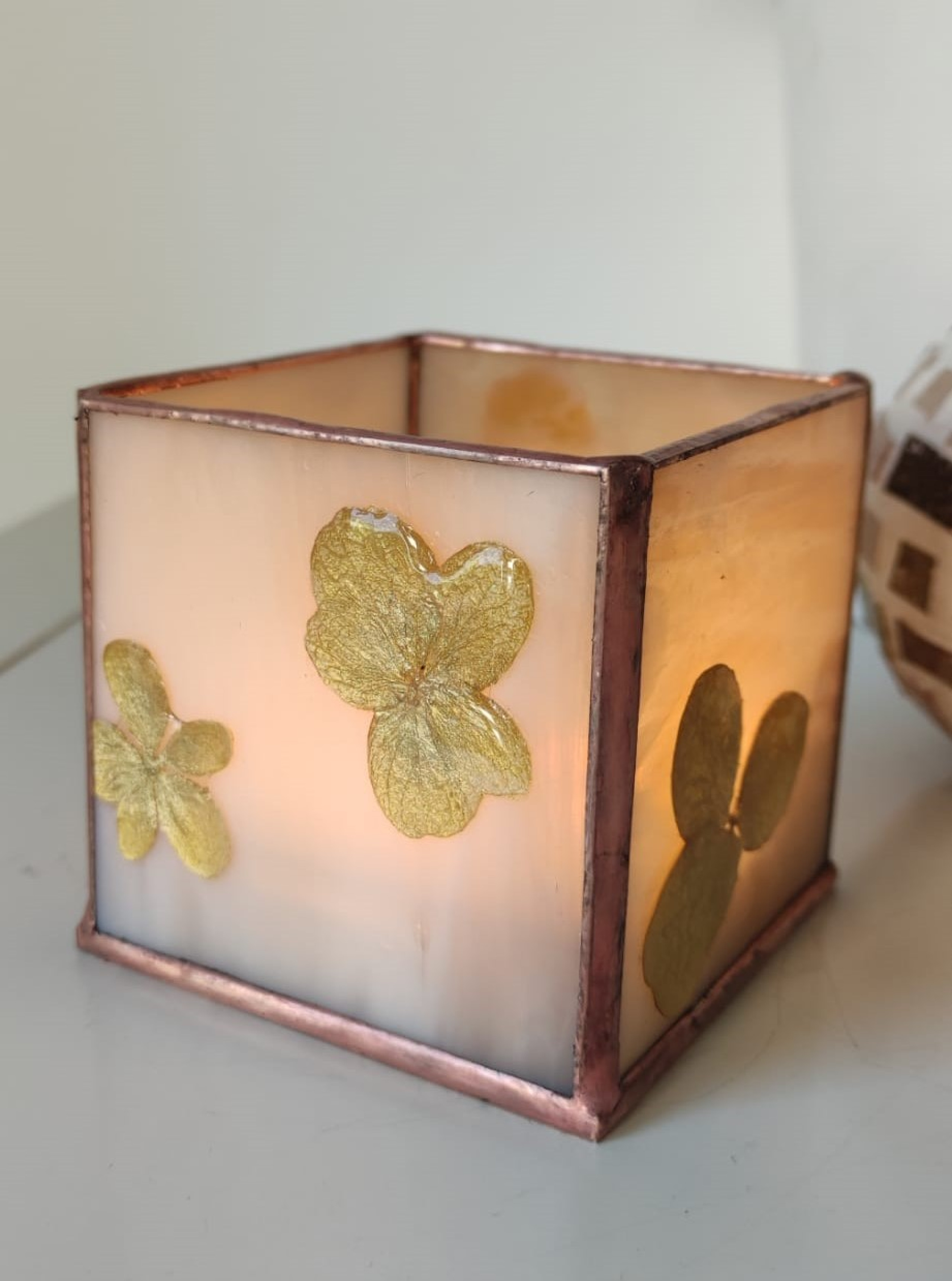 Photophore en verre rose opaline et fleurs dorées Photophore cubique en verre rose opaline et fleurs dorées