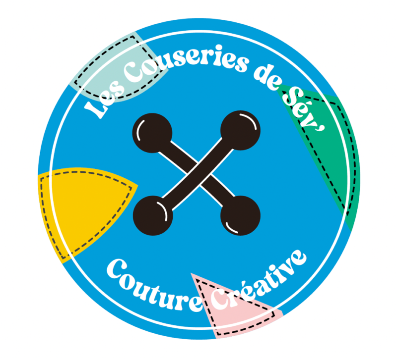 Logo circulaire bleu « Les Couseries de Sév » avec des outils de couture croisés, évoquant la couture créative.
