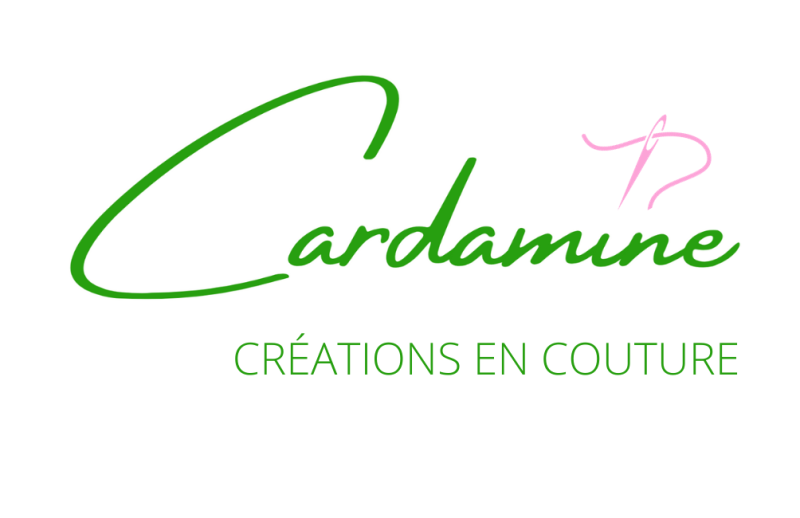 "Cardamine" est le texte le plus gros, en police manuscrite verte. En rose pâle, une aiguille avec du fil ponctue le "i". "Créations en couture" est écrit en-dessous, en lettres capitales vertes.