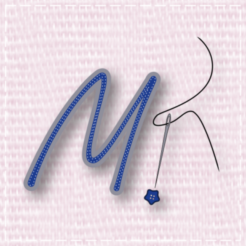 Un « M ! » stylisé bleu sur un fond texture tissu, rose pâle. Le point d’exclamation est une aiguille, dans laquelle est enfilé un fil, et le point est un bouton.
